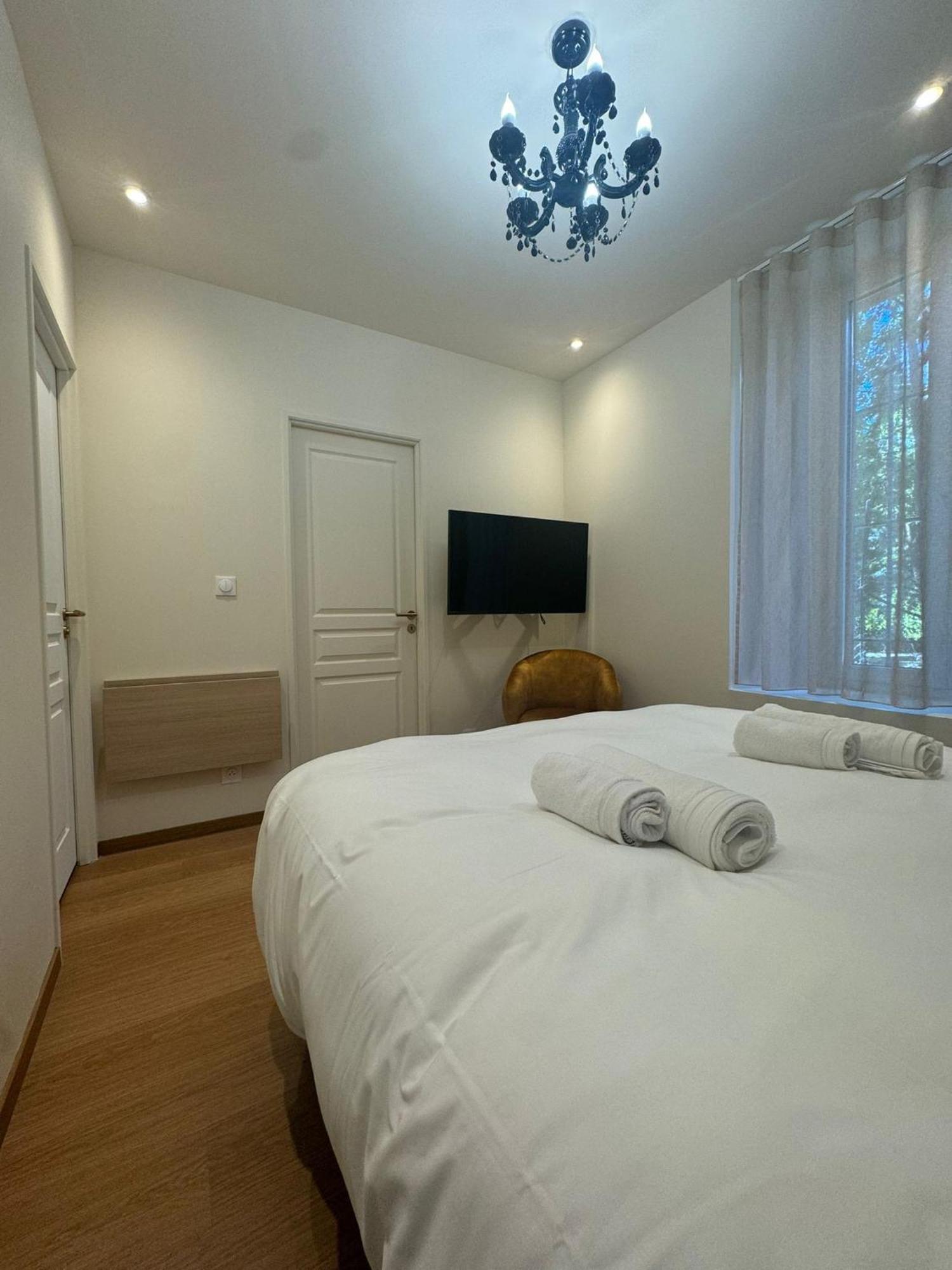 Belle Fleur - 6 - Capacite D'accueil De 2 A 8 Personnes * Château-Ville-Vieille